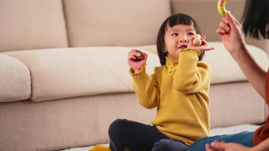 小女孩在家和妈妈玩耍坐游戏亲子互动