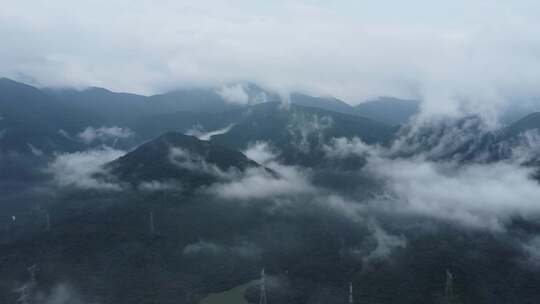 广东东莞：雨后银瓶山上空出现云海