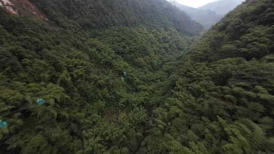 山谷间缆车穿行茂密森林赤水丹霞燕子岩航拍