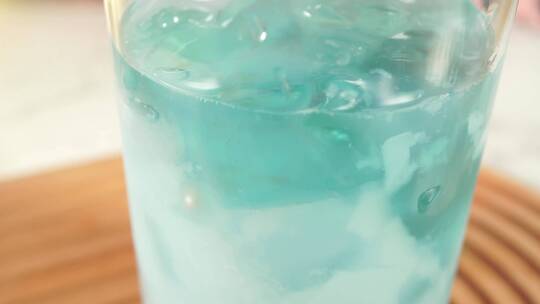 饮料杯中加入蓝色布丁果冻视频素材模板下载