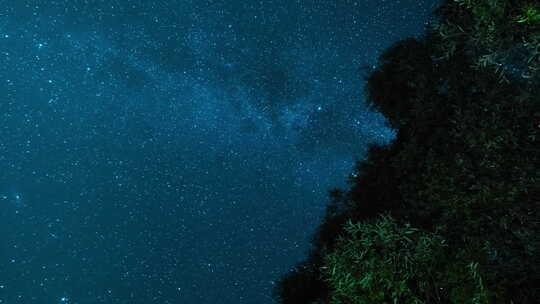 户外露营唯美星空夜晚星星银河系旅行风景