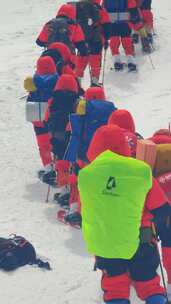 攀登冰川之父慕士塔格峰雪山的登山队队员