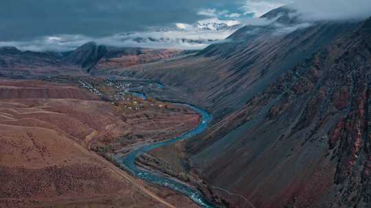 吉尔吉斯斯坦山脉和旅游景点的鸟瞰图