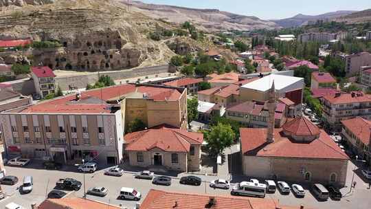 Sivas Gurun区中心和古岩城的鸟瞰图视频素材模板下载