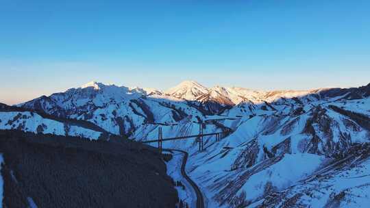 新疆伊犁博州赛里木湖冬季雪山航拍壮观风景
