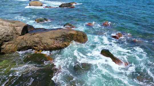 海南三亚蜈支洲岛海岸线上的礁石白沙滩海浪