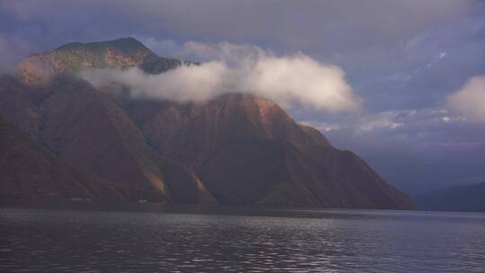 湖面江面大山山涧