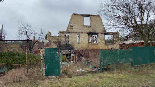 基辅地区莫松村被烧毁的房子