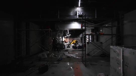 地铁隧道内部工人装修延时