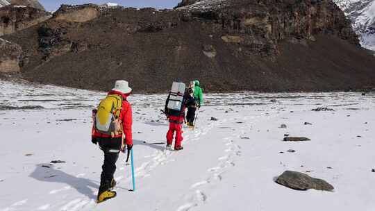 攀登岷山山脉主峰雪宝顶雪山的登山队