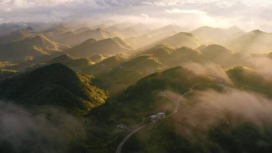 清晨雾气山川美景