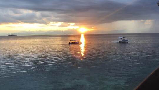 日落时分停泊在海湾的木船