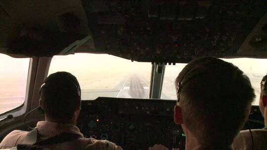 飞机着陆的驾驶舱拍摄视角视频素材模板下载