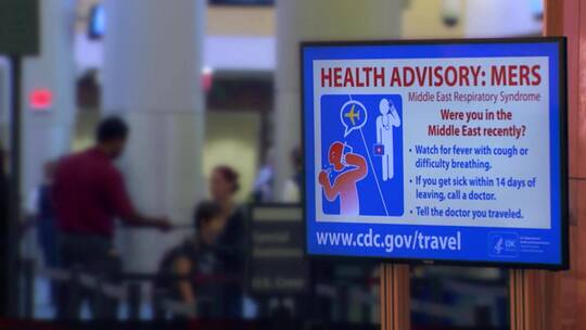 机场的旅客被警告他们可能去过的地区有传染病
