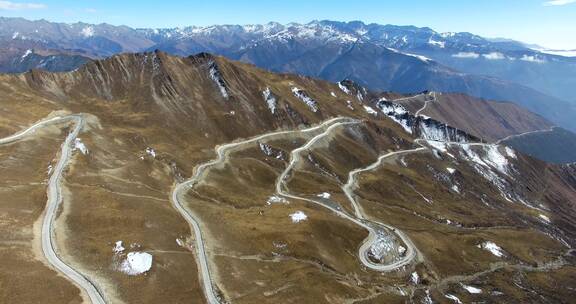 航拍夹金山的盘山公路