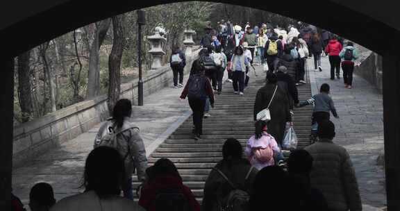 苏州灵岩山人群登山步道行走画面慢动作