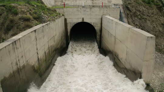 从水电站大坝隧道向带有加固墙的河道涌水