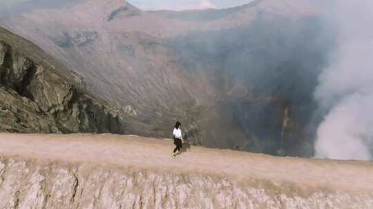 火山跳舞的女孩奔跑的女孩