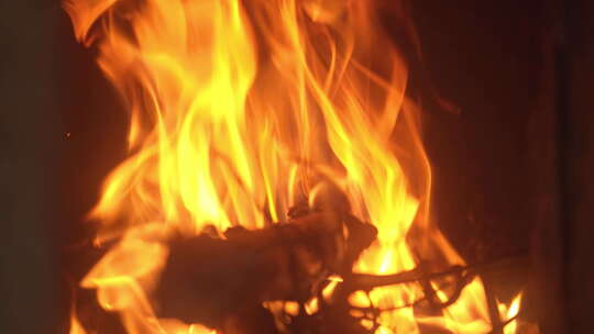 壁炉篝火土灶燃烧木炭火焰视频素材模板下载