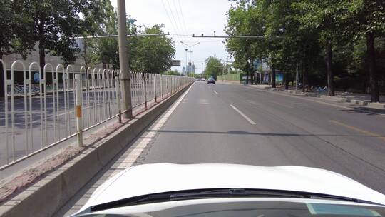 北京城市道路驾驶白色汽车行驶