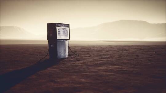 废弃在沙漠中的老式生锈的汽油泵