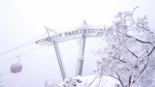 河南老君山雪后旅游索道缆车旅行