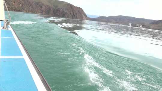 快速行驶的游艇船边的水浪视频素材模板下载