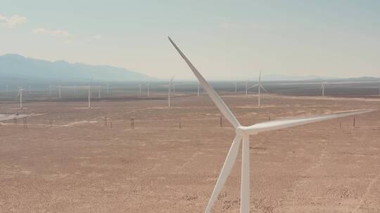 广袤平原上的风力发电设备特写