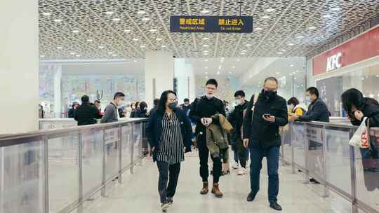 深圳机场新冠防疫核酸检查人群喜茶地铁行李