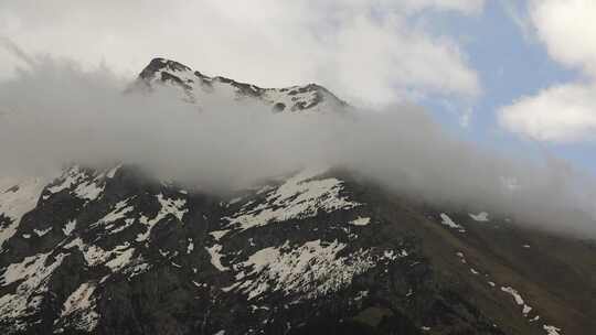 春天的雪山顶