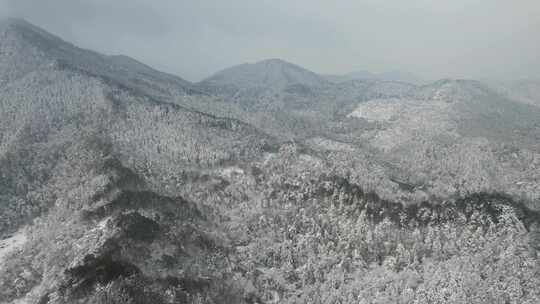 连绵起伏山川丘陵森林冬天雪景航拍