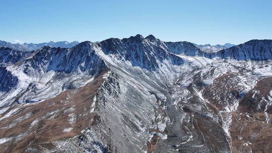 蓝天下的雪山山脉航拍