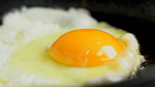 营养早餐煎鸡蛋慢动作视频素材模板下载