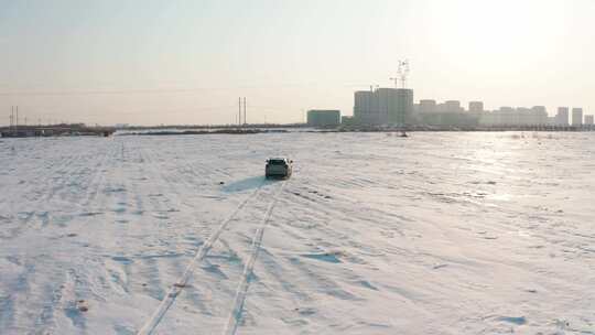 汽车雪地里驰骋漂移