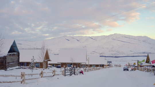 雪中山村木屋全景