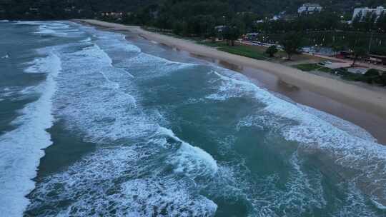东南亚泰国普吉岛清晨时分海水冲刷沙滩景观