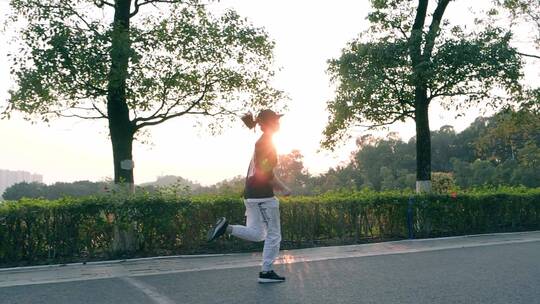 女孩在公园跑道跑步奔跑慢镜头视频素材