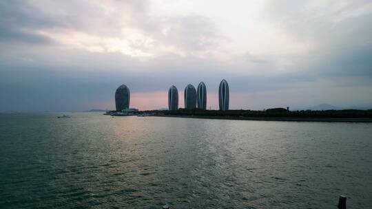 海南三亚城市凤凰岛阴天风光
