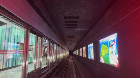 武汉地铁5号线无人驾驶地铁穿梭在隧道内部