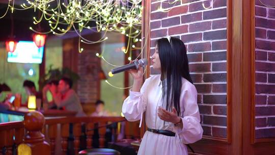 清吧酒馆驻唱女歌手视频素材模板下载