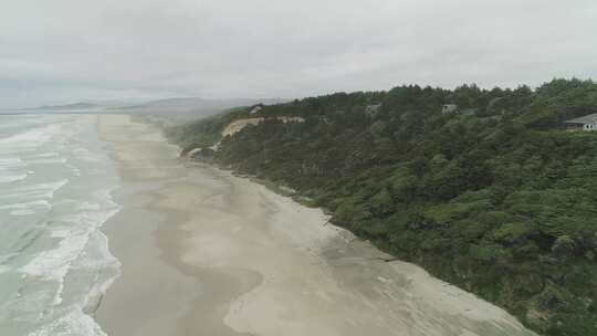 森林和房屋附近空旷海滩上的波浪