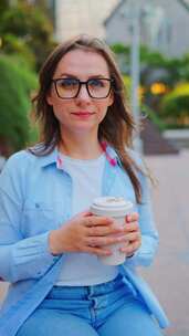 街上手里拿着咖啡的女人肖像