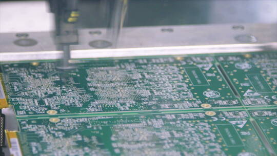 SMT机将元件放置在电路板上的微距镜头