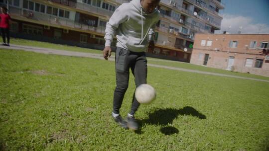 男人在草地上展示足球技能