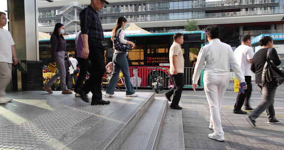 行人在城市街道行走的日常画面