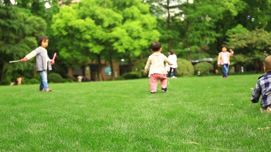 公园草坪 儿童玩耍 追泡泡 (1)