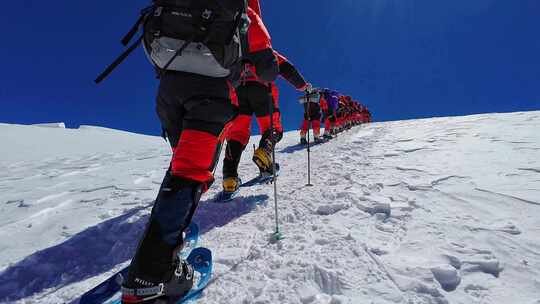 攀登新疆慕士塔格峰雪山的登山队队员