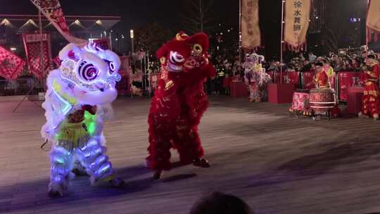 夜间苏州城市街头舞狮狮王争霸表演