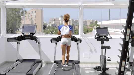 美女跑步 健身跑步 健身房 跑步机 减肥视频素材模板下载