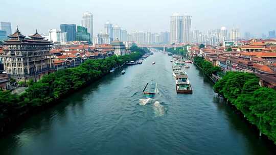 城市河道上的船只及两岸建筑景观